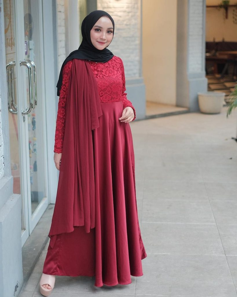 Baju Merah Cocok dengan Jilbab Warna Apa?