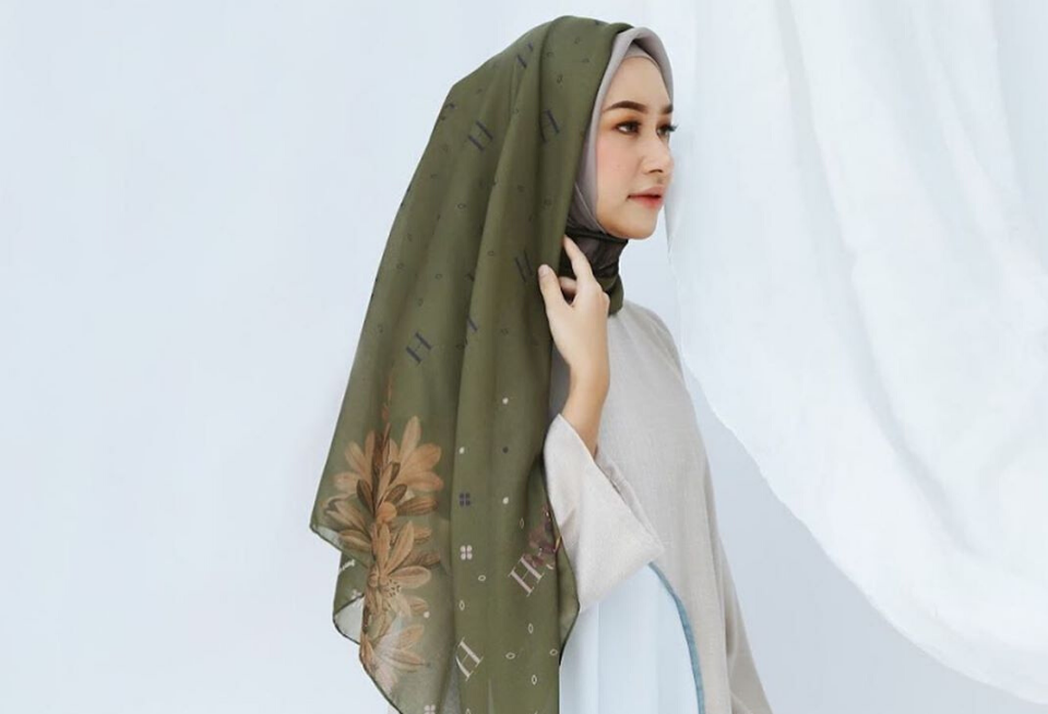 Baju Abu Abu Cocok dengan Jilbab Warna Apa I Sintesa