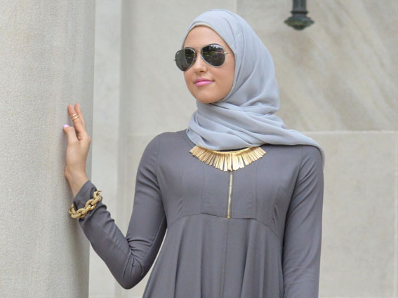 Baju abu abu cocok dengan jilbab warna apa