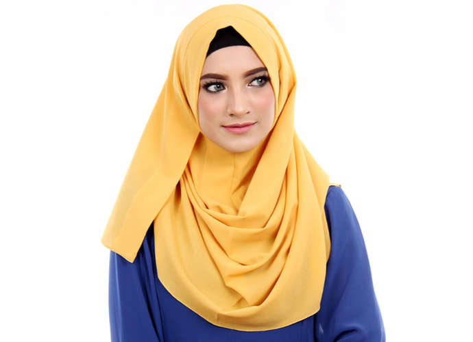 Baju biru dongker cocok dengan jilbab warna apa