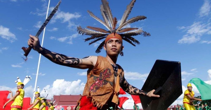 nama pakaian adat Kalimantan Barat
