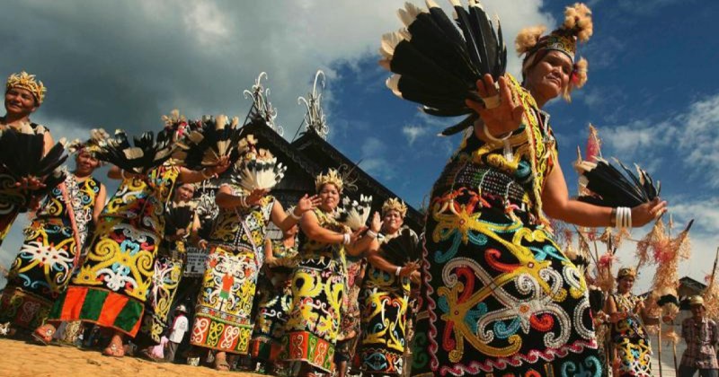 nama pakaian adat Kalimantan Barat