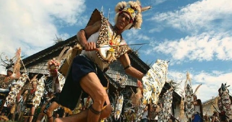 nama pakaian adat Kalimantan Barat