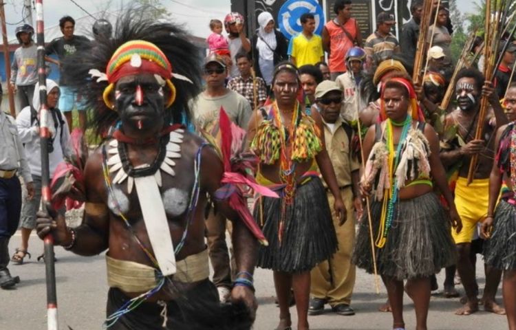 Pakaian Adat Papua Barat