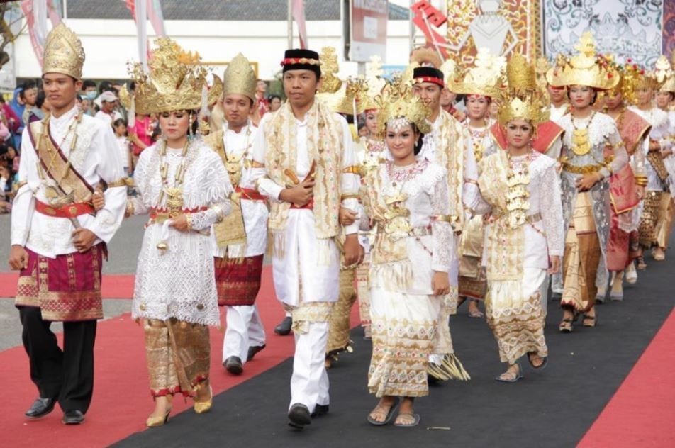 pakaian adat Maluku Utara