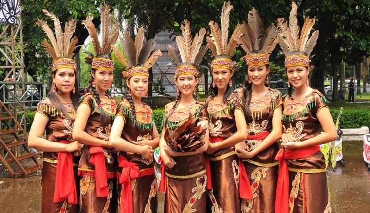 nama pakaian adat Kalimantan Timur 2