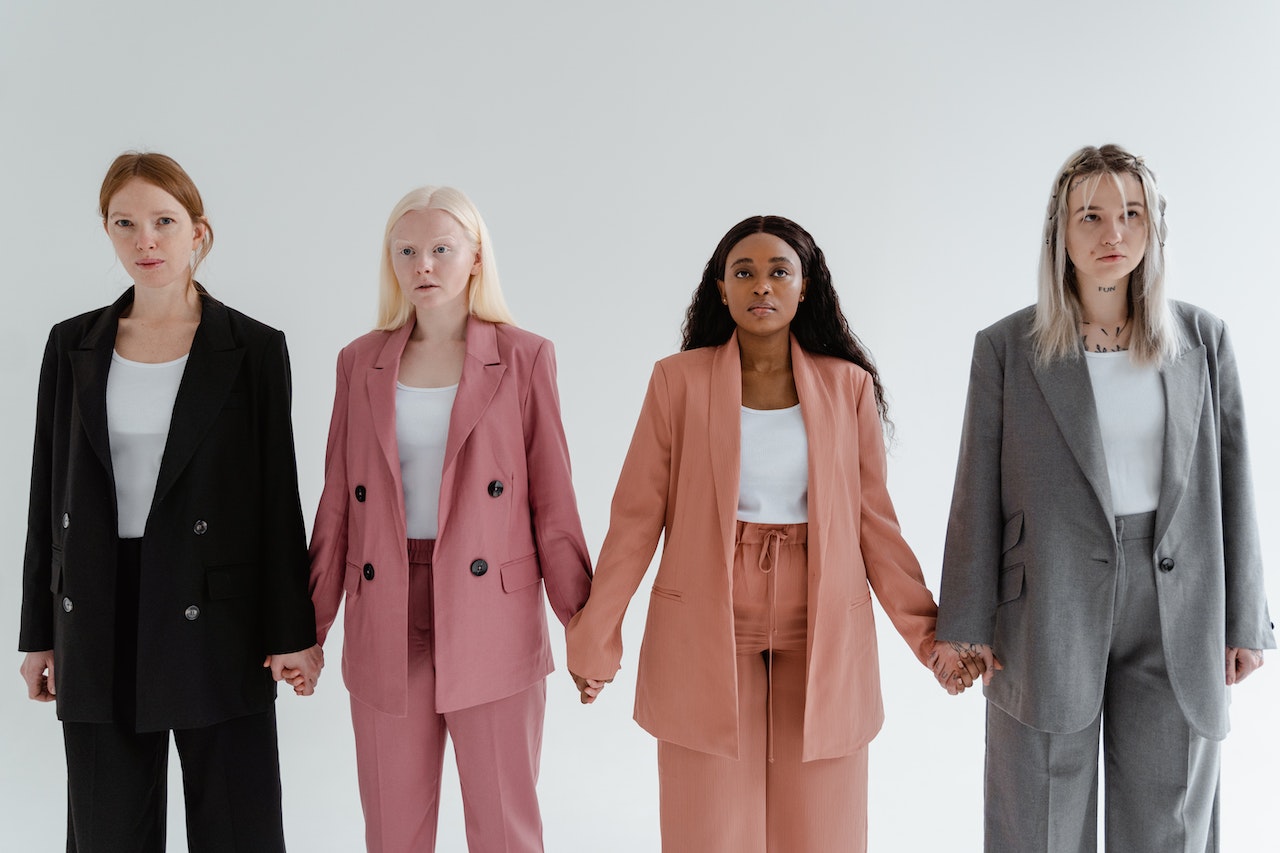 pantsuit adalah