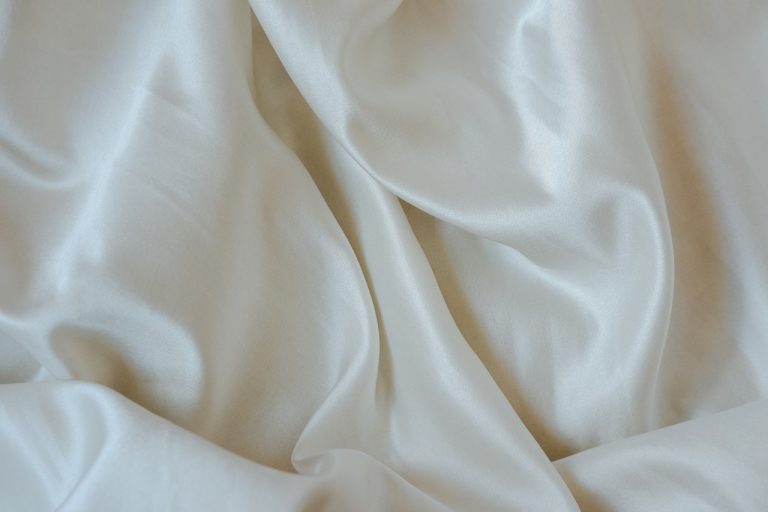 warna ivory adalah