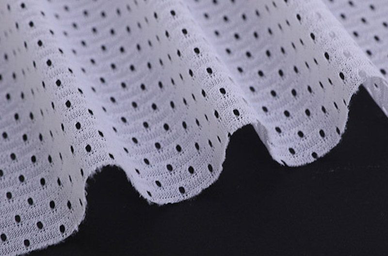 Kenali kain polyester eyelet, bahan breathable dengan ventilasi alami yang cocok untuk pakaian aktif dan seragam olahraga. Ringan, cepat kering, dan mudah dirawat.