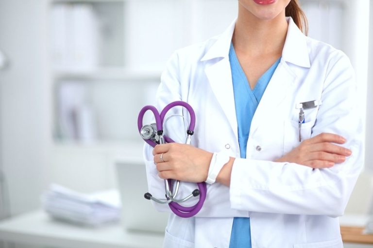 Perbedaan Jas Dokter dan Jas Laboratorium