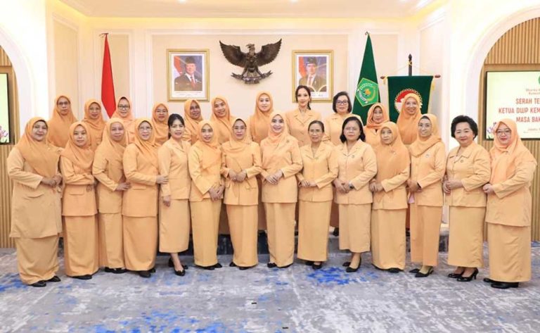 Seragam Dharma Wanita
