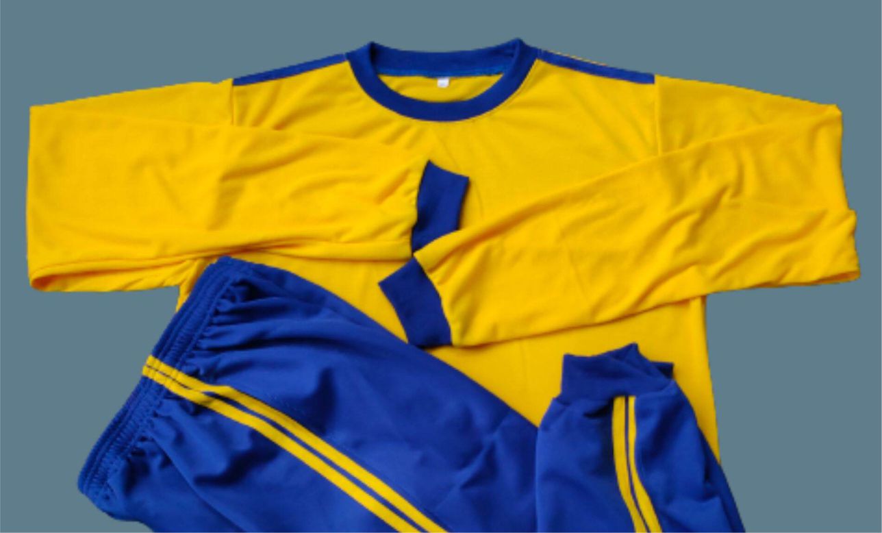 ## Jenis Bahan untuk Setelan Olahraga Sekolah Setelan olahraga menjadi perlengkapan wajib bagi siswa di semua jenjang pendidikan. Baik baju maupun celana olahraga harus menunjang kenyamanan, daya tahan, dan kemudahan gerak karena akan digunakan dalam kegiatan fisik rutin seperti senam, lari, hingga pertandingan olahraga sekolah. Artikel ini membahas berbagai jenis bahan kain yang digunakan untuk membuat setelan olahraga sekolah, termasuk perbedaan bahan untuk SD, SMP, dan SMA/SMK. --- ### Karakteristik Ideal untuk Bahan Setelan Olahraga * Lentur dan tidak membatasi gerakan * Menyerap keringat atau cepat kering * Tidak berat saat basah * Tahan terhadap pencucian berulang * Ringan dan tidak membuat gerah Jika Anda sedang memilih bahan yang cocok untuk produksi pakaian aktivitas fisik siswa, kami juga menyediakan [layanan konveksi seragam sekolah](https://sintesakonveksi.com/) yang berpengalaman dalam menangani berbagai kebutuhan pakaian pendidikan. Untuk referensi bahan secara menyeluruh, lihat juga [bahan seragam sekolah](https://sintesakonveksi.com/info/bahan-seragam-sekolah/) yang telah kami bahas sebelumnya. --- ### Jenis Bahan untuk Atasan (Kaos) dan Celana Olahraga Umumnya, bahan untuk baju dan celana olahraga sekolah dipilih dari kategori kain yang ringan, fleksibel, dan cepat kering. Berikut ini beberapa jenis kain populer: #### 1. Cotton Combed Digunakan terutama untuk kaos olahraga dengan potongan longgar atau jersey kasual. **Kelebihan:** * Sangat adem dan nyaman * Menyerap keringat dengan baik * Ramah di kulit **Kekurangan:** * Tidak cepat kering * Kurang cocok untuk celana olahraga yang aktif #### 2. CVC (Chief Value Cotton) Campuran katun dengan sedikit polyester, menghasilkan keseimbangan antara kenyamanan dan daya tahan. **Kelebihan:** * Adem seperti katun * Tidak semudah kusut * Lebih kuat dan tidak cepat melar #### 3. Hyget Serena Bahan ekonomis untuk kaos olahraga siswa SD atau sekolah dengan kebutuhan produksi tinggi. **Kelebihan:** * Ringan * Cukup lentur * Biaya produksi rendah **Kekurangan:** * Kurang menyerap keringat * Tidak tahan lama jika sering dicuci #### 4. Dry Fit Polyester Biasa digunakan untuk kaos olahraga tingkat SMP dan SMA. **Kelebihan:** * Cepat kering * Ringan * Elastis dan cocok untuk aktivitas dinamis **Kekurangan:** * Kurang adem dibanding bahan katun #### 5. Spandex atau Polyester Spandex Biasa digunakan pada celana training atau celana olahraga panjang. **Kelebihan:** * Sangat fleksibel * Tidak membatasi gerakan * Kuat dan tahan lama **Kekurangan:** * Bisa terasa panas jika kualitas rendah #### 6. Microfiber Polyester Dipakai untuk baju dan celana olahraga SMA/SMK yang lebih aktif. **Kelebihan:** * Kuat dan tidak mudah robek * Cepat kering * Tidak menyerap air berlebihan #### 7. Polyester PE Bahan PE adalah pilihan utama untuk produksi olahraga siswa SD karena murah dan sangat ringan. **Kelebihan:** * Biaya rendah dan mudah didapat * Cepat kering * Cocok untuk produksi besar **Kekurangan:** * Tidak menyerap keringat dengan baik * Kurang nyaman untuk pemakaian lama --- ### Rekomendasi Bahan Berdasarkan Jenjang Pendidikan #### SD (Sekolah Dasar) Atasan: * Polyester PE (umumnya jenis single jersey PE) * Hyget Serena * CVC * Cotton Combed (30s) Celana: * Polyester PE Twill ringan * CVC Karakteristik: ringan, ekonomis, cepat kering, mudah dirawat, dan cocok untuk aktivitas fisik anak-anak. #### SMP (Sekolah Menengah Pertama) Atasan: * Dry Fit Polyester * CVC Celana: * Polyester Spandex * Microfiber Karakteristik: Lebih fleksibel dan tahan lama, cocok untuk aktivitas yang lebih intens. #### SMA/SMK (Sekolah Menengah Atas dan Kejuruan) Atasan: * Dry Fit * Microfiber Celana: * Microfiber Spandex * Polyester Stretch Karakteristik: Fokus pada performa, ketahanan tinggi, dan tampilan profesional. --- ### Penutup Memilih bahan yang tepat untuk setelan olahraga siswa sangat penting demi kenyamanan dan ketahanan pakai. Karena aktivitas fisik di sekolah semakin variatif, setelan olahraga harus menggunakan kombinasi bahan yang mendukung gerak bebas sekaligus awet meski sering dicuci. Bila Anda membutuhkan bantuan dalam menentukan bahan atau ingin memproduksi setelan olahraga sekolah dalam jumlah besar, kami siap membantu melalui [jasa konveksi seragam sekolah](https://sintesakonveksi.com/) yang profesional dan berpengalaman.
